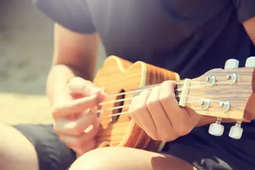 Articulación eliminar Premio Cómo se llama una Guitarra Pequeña de 4 Cuerdas? - Guitarrear.com